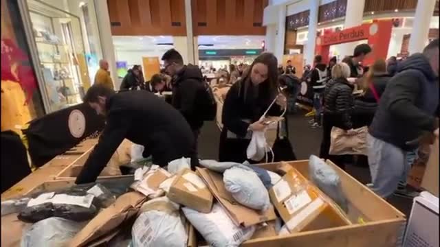 Tutti in coda ai Gigli per i pacchi smarriti online e rivenduti a peso: «Ho speso 200 euro ma sono soddisfatto», «Io invece non ho nemmeno capito cosa ho comprato»