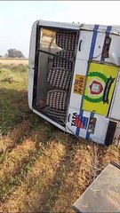 VIDEO: निजी स्कूल की बस पलटी, कई बच्चे हुए घायल