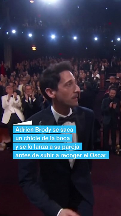 Adrien Brody lanza un chicle antes de recoger el Oscar