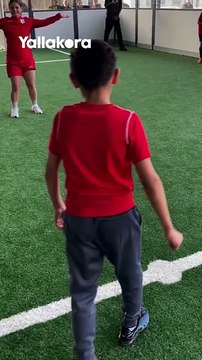 أسقطها أرضا 😅.. طفل بعمر 9 سنوات يراوغ لاعبة كرة قدم محترفة ⚽️