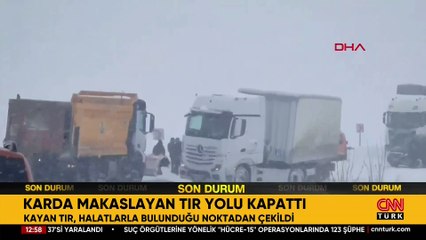 Sivas'ta karda makaslayan TIR yolu kapattı
