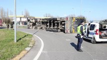 Copparo, camion si rovescia e perde il carico