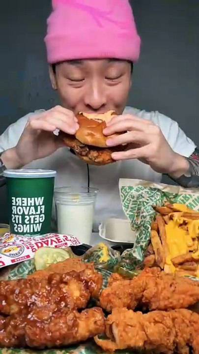 Follow for more ASMR videos🌮🍟 Credits: @shhhhimeating1 #mukbang #asmr #fastfood #asmreating
