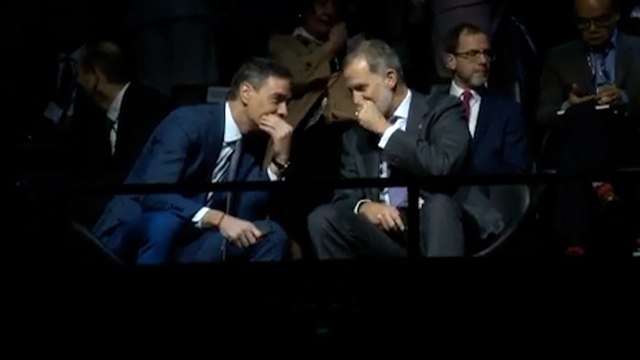 Felipe VI y Pedro Sánchez comparten confidencias con cara seria y tapándose la boca