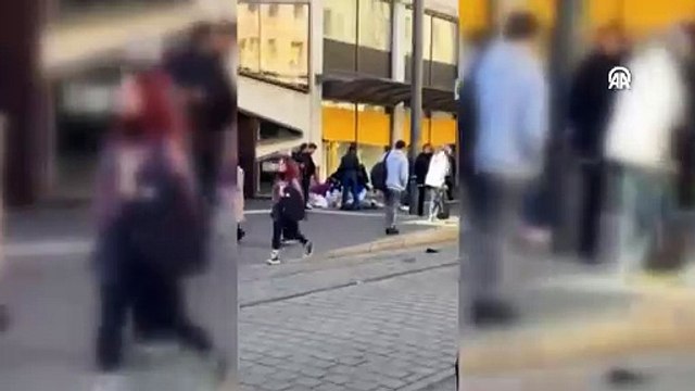 Almanya'da bir araç kalabalığın arasına daldı; en az 1 ölü