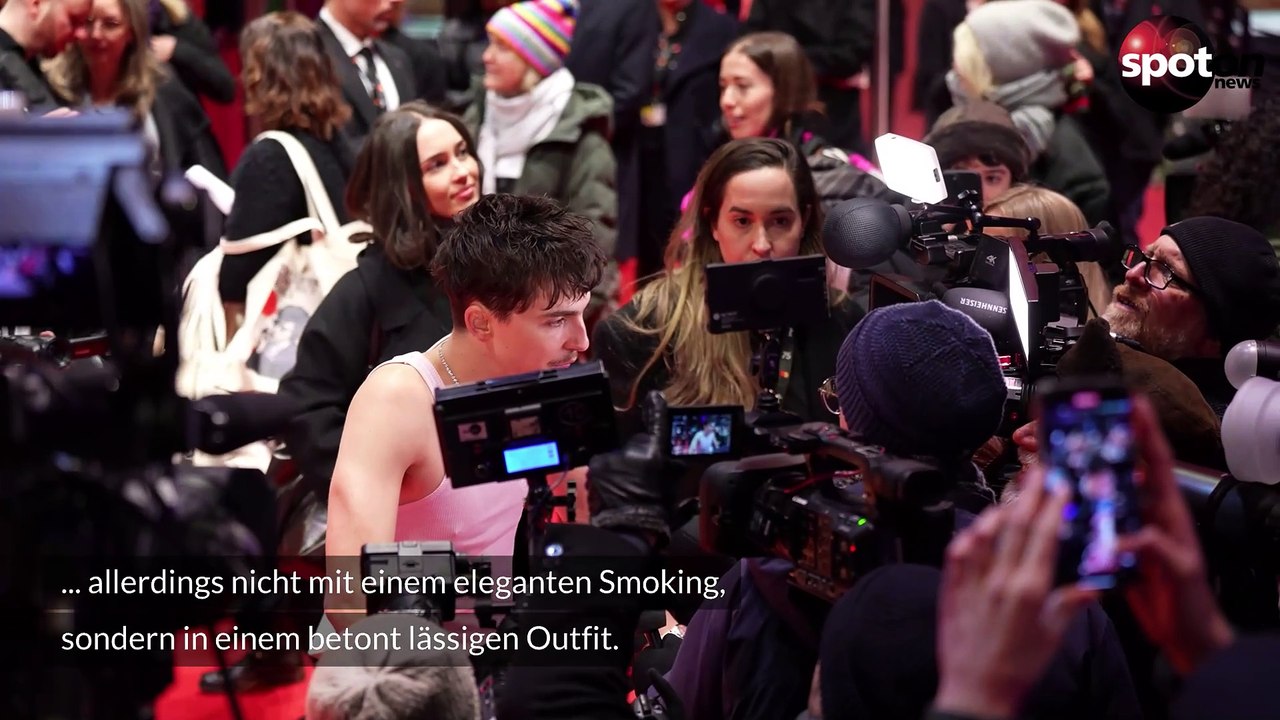 Timothée chalamet bricht dresscode - berlinale-auftritt in rosa jogger