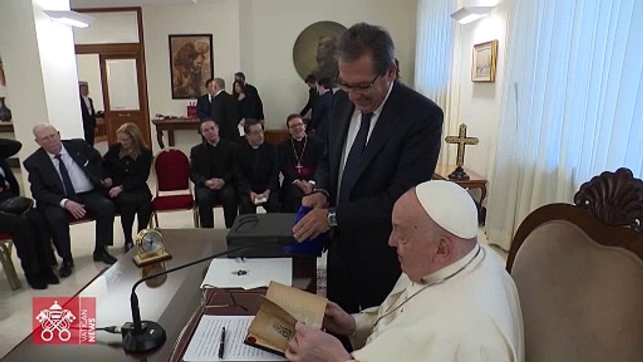 Tras 18 días hospitalizado, ¿qué se sabe de la salud del papa Francisco?