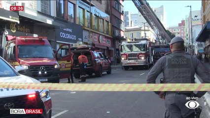Incêndio atinge loja na Rua 25 de Março, no centro de São Paulo
