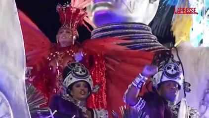 Brasile, le migliori scuole di samba sfilano al Sambodromo