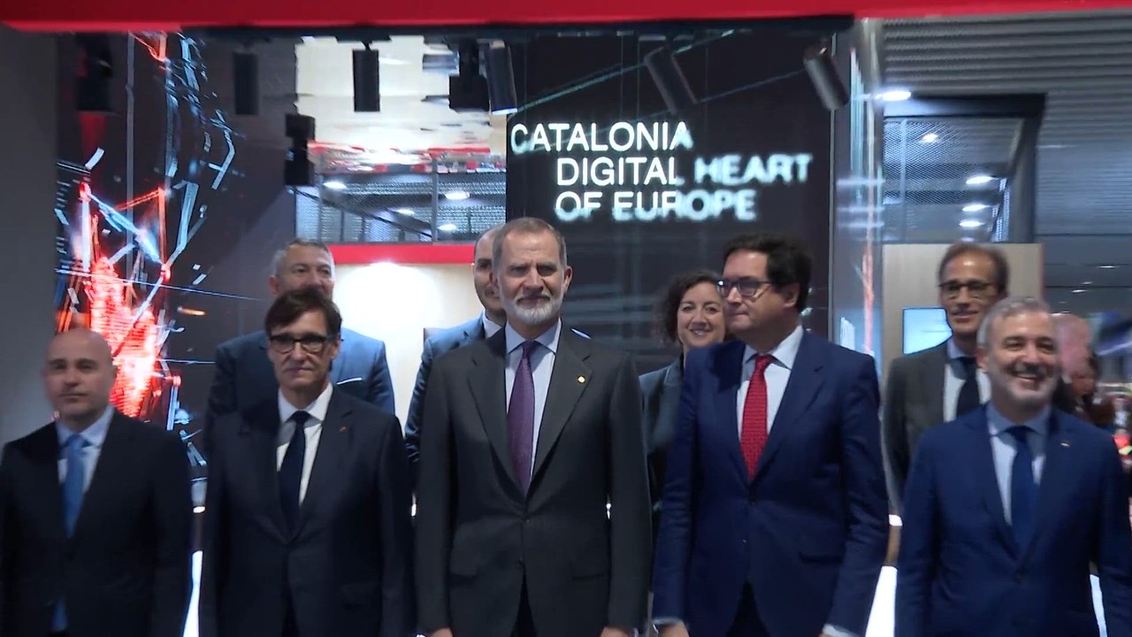 El Rey vuelve a visitar el estand de la Generalitat en el Mobile tras ocho años