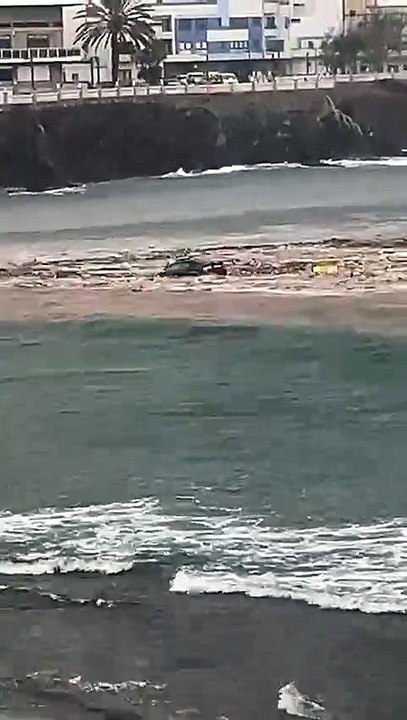 Las fuertes lluvias arrastran un coche en Canarias