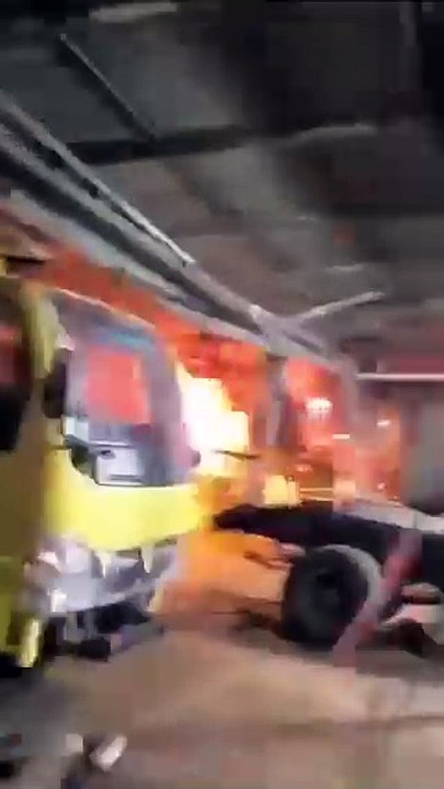 Sebuah truk pengangkut puluhan sepeda motor, terbakar saat melintas di Jalan Lintas Sumatera, Kota Cikampak