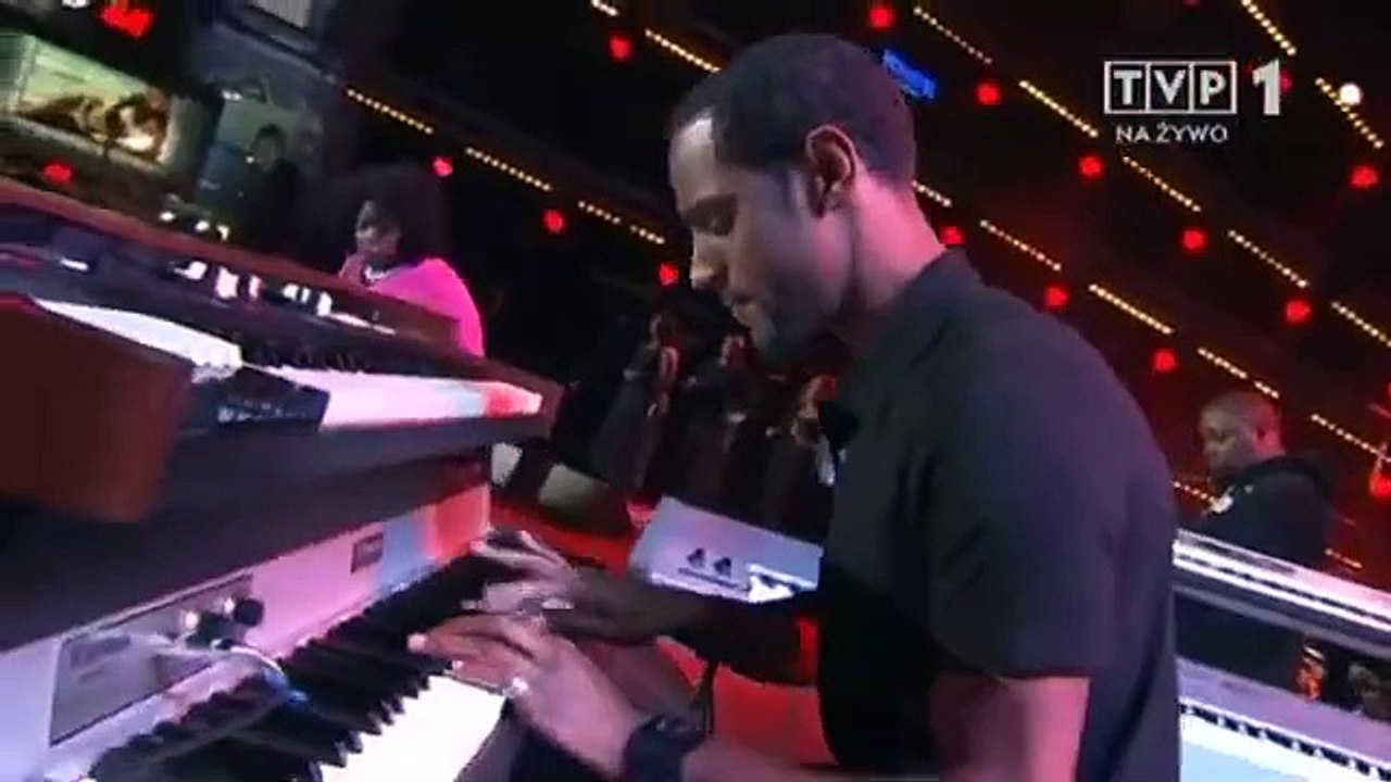 Angie Stone chante son tube "Wish I Didn't Miss You" en live