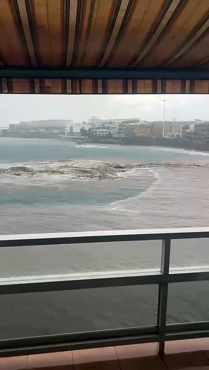 Un coche arrastrado por la lluvia hasta el mar en Telde