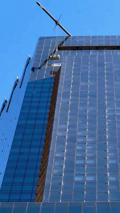 Des laveurs de vitres suspendus et bloqués au 78ᵉ étage d'un immeuble