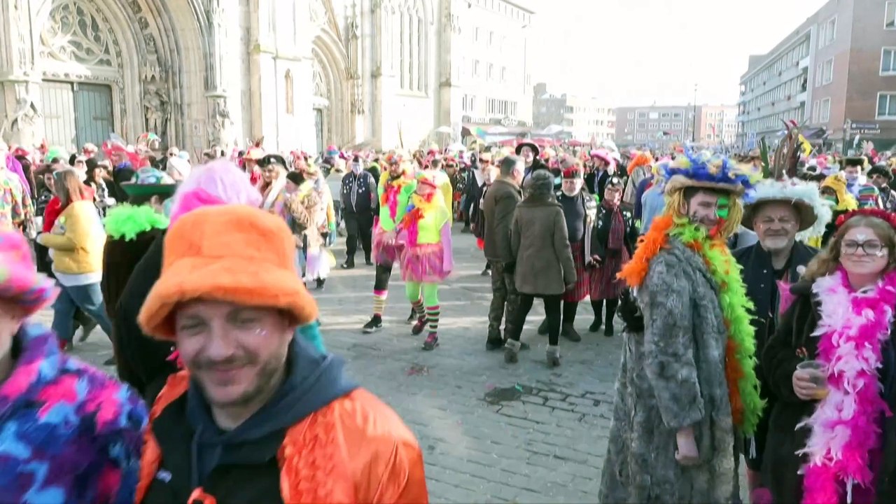 Lancers de harengs et concours de cri de mouettes au carnaval de Dunkerque