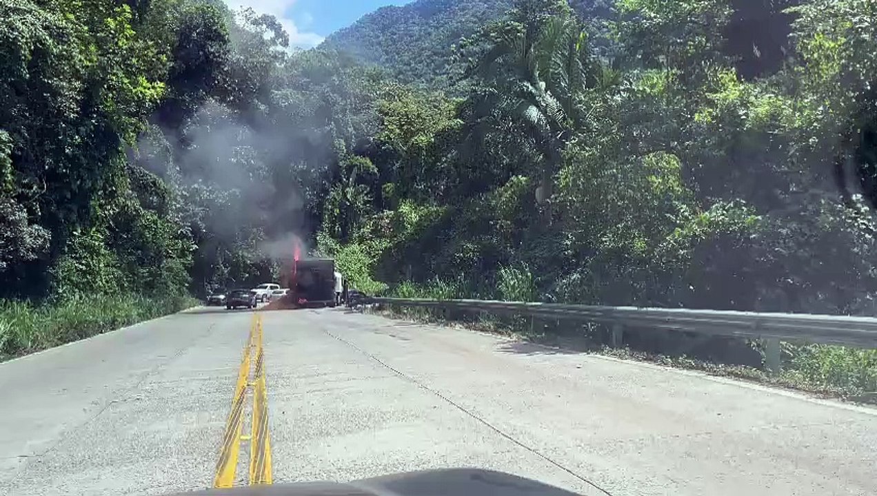 VÍDEO: Carreta pega fogo e interrompe trânsito na Serra Dona Francisca, em Joinville