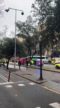 Una trentena de ferits, quatre dels quals crítics, en un xoc entre dos autocars a Barcelona