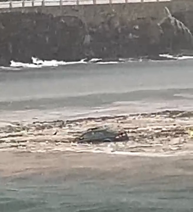 ¡La lluvia se lo llevó! Un coche es arrastrado por la corriente hasta el mar en Telde