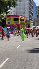 Homem faz protesto contra o Carnaval meio ao Circuito Osmar