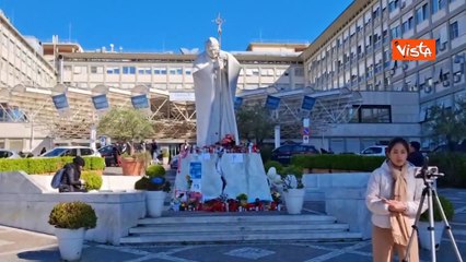 Continua il ricovero di Papa Francesco all'ospedale Gemelli di Roma, le immagini fuori dall'ospedale