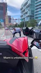La surrealista escena en plena calle que termina con un coche roto: "Miami es increíble"