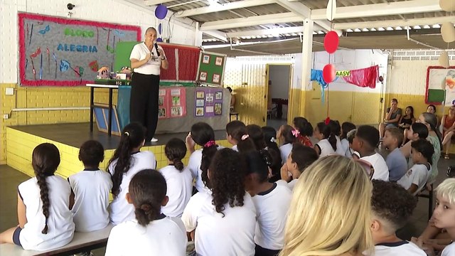 Teatro de fantoches leva conscientização sobre combate à dengue em escola municipal da Baixada Santista
