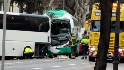 Dos autobuses chocan de forma violenta en plena avenida Diagonal de Barcelona