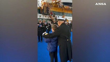 La banda della marina "diretta" da un giovanissimo direttore d'orchestra