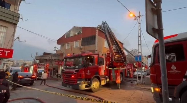 Küçükçekmece'de 4 katlı binada yangın