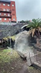 El agua baja con violencia por el barranco del Hierro en Tio Pino (Santa Cruz de Tenerife)