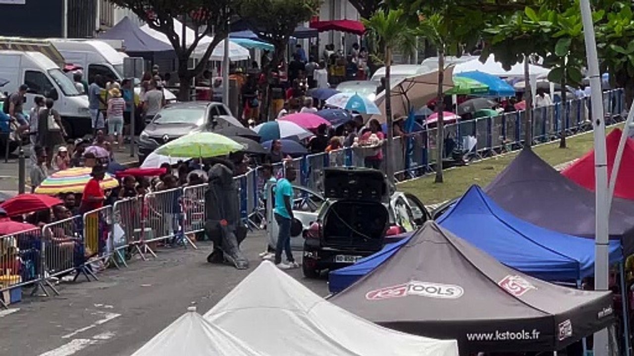 Présence du Chef & Président du Peuple des Kalinago de Guadeloupe à la Parade du Dimanche Gras 02 Mars 2025 Carnaval Pointe-à-Pitre Guadeloupe Groupe Direct Live