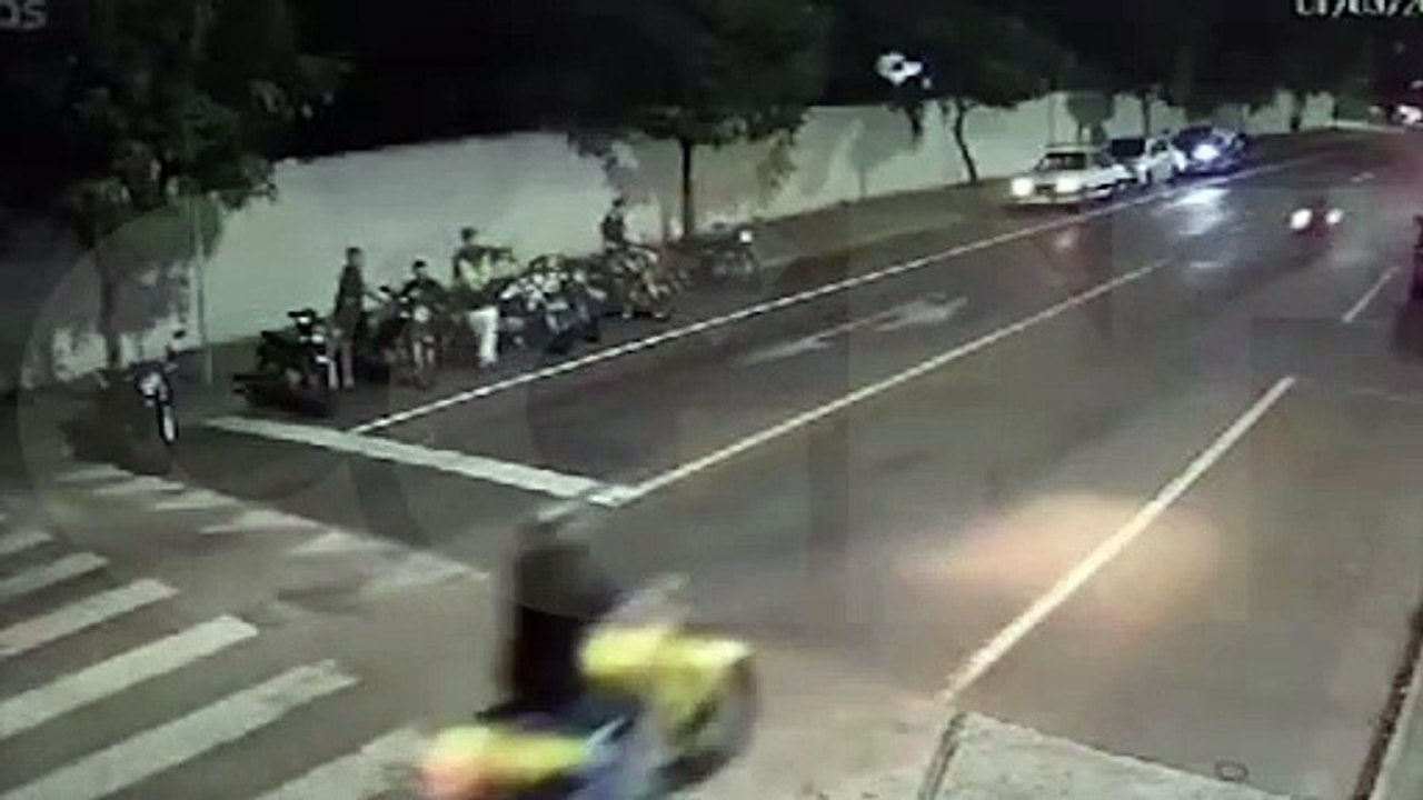 Motociclista passa por quebra-molas em alta velocidade e sofre queda na Rua Xavantes