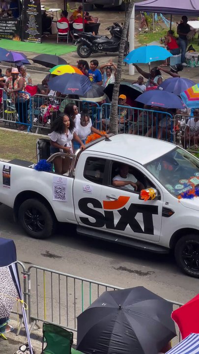 Présence du Chef & Président du Peuple des Kalinago de Guadeloupe à la Parade du Dimanche Gras 02 Mars 2025 Carnaval Pointe-à-Pitre Guadeloupe Groupe Direct Live