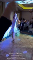 Η στιγμή που η Τάμτα Μαστοράκη πετάει την ανθοδέσμη