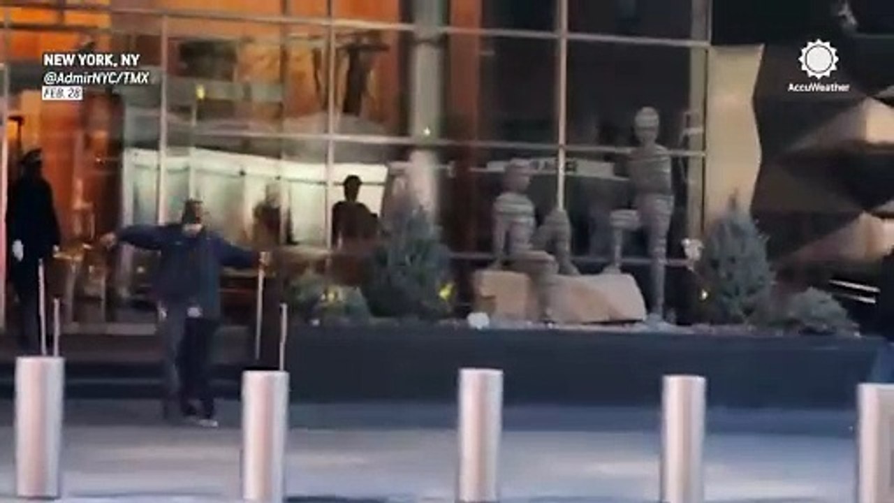 Terrifying high-wind rescue: Window washers trapped on NYC skyscraper