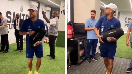 Neymar llegando al entrenamiento de Santos bailando y con la mejor de las actitudes