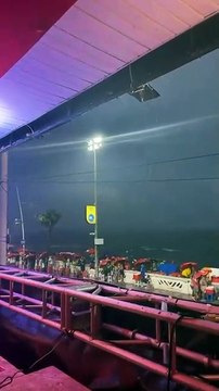 Chuva forte surpreende foliões no início do Circuito Barra-Ondina