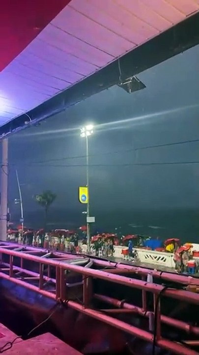 Chuva forte surpreende foliões no início do Circuito Barra-Ondina