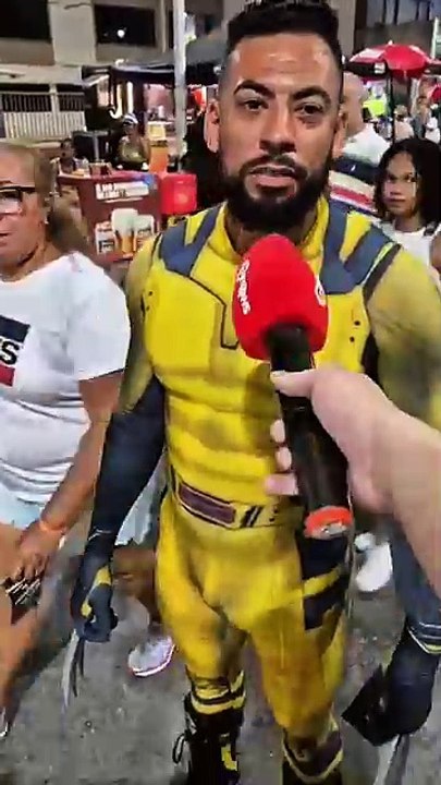 Com criatividade e bom humor, foliões se fantasiam e aproveitam o Carnaval no circuito Barra-Ondina; veja