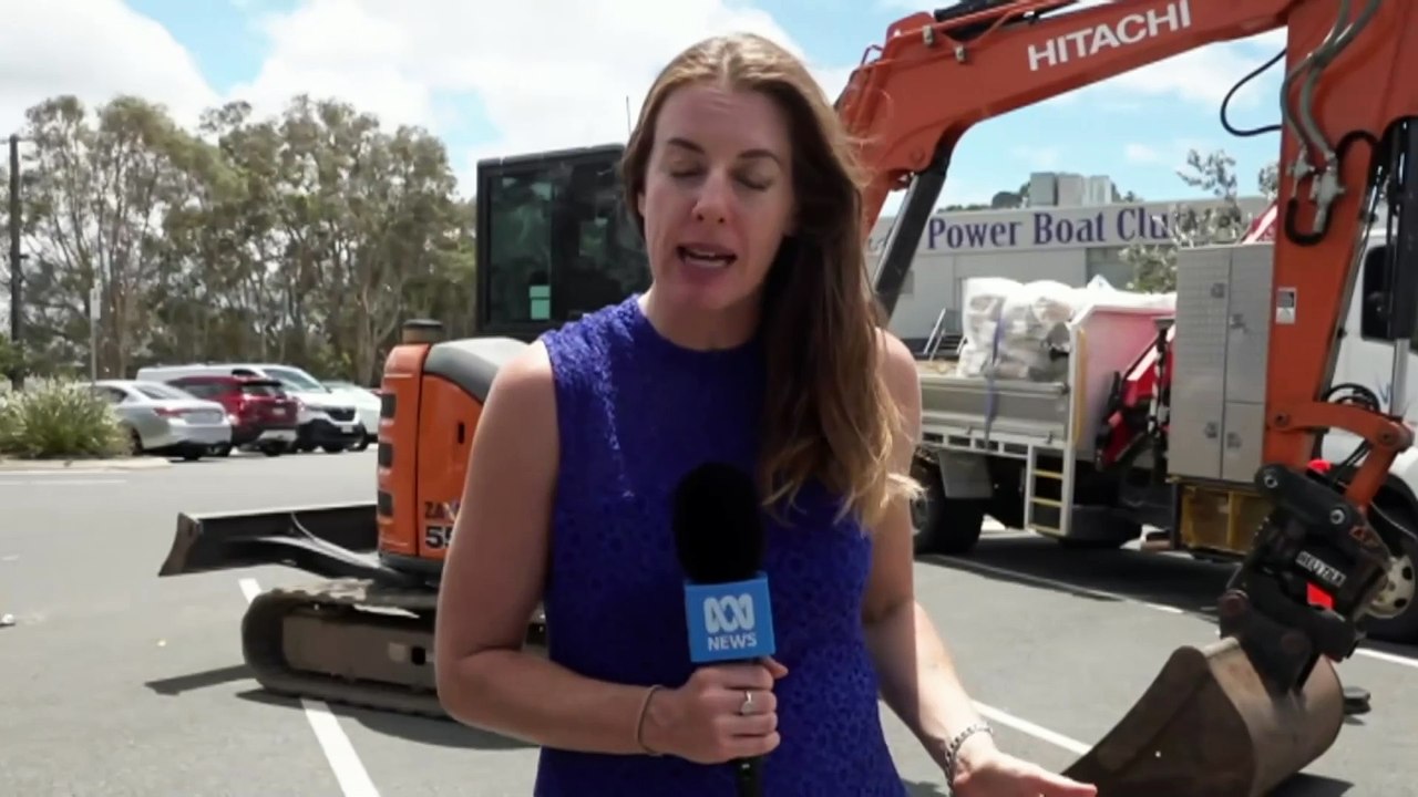Some Queensland surfers still surfing despite building cyclone conditions