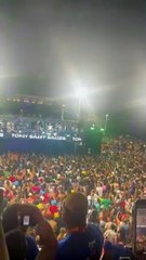 Tony Salles arrasta multidão na Barra: 'O pai chegou'