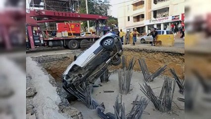 Conductor de yipeta cae en hoyo del monorriel de Santiago