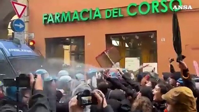 Bologna, inaugurato l'anno accademico: scontri al corteo in centro
