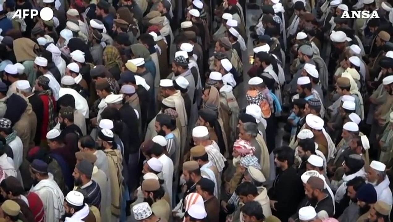 Pakistan, funerali dopo l'attentato suicida nella scuola islamica