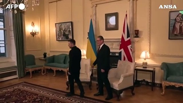 Ucraina-Regno Unito, l'abbraccio fra Zelensky e Starmer a Downing Street