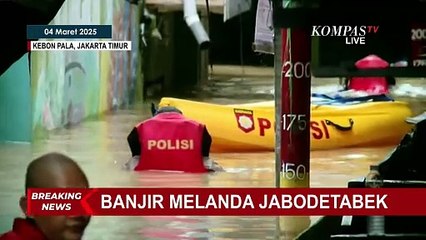 Momen SAR Polisi Turun ke Banjir di Kebon Pala, Bawa Perahu Karet untuk Warga