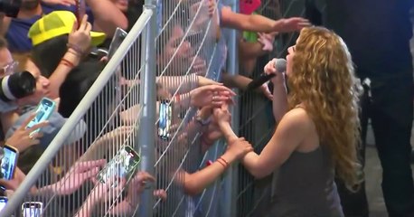 Shakira salió con micrófono en mano y les cantó a sus fans fuera del hotel en Chile: así los sorprendió