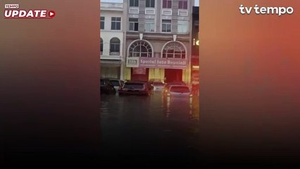 Mobil-Mobil Terendam Banjir di Grand Galaxy Bekasi