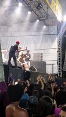 Após queda de homem viralizar, roqueiros sobem no Palco do Rock para pular no público novamente; assista